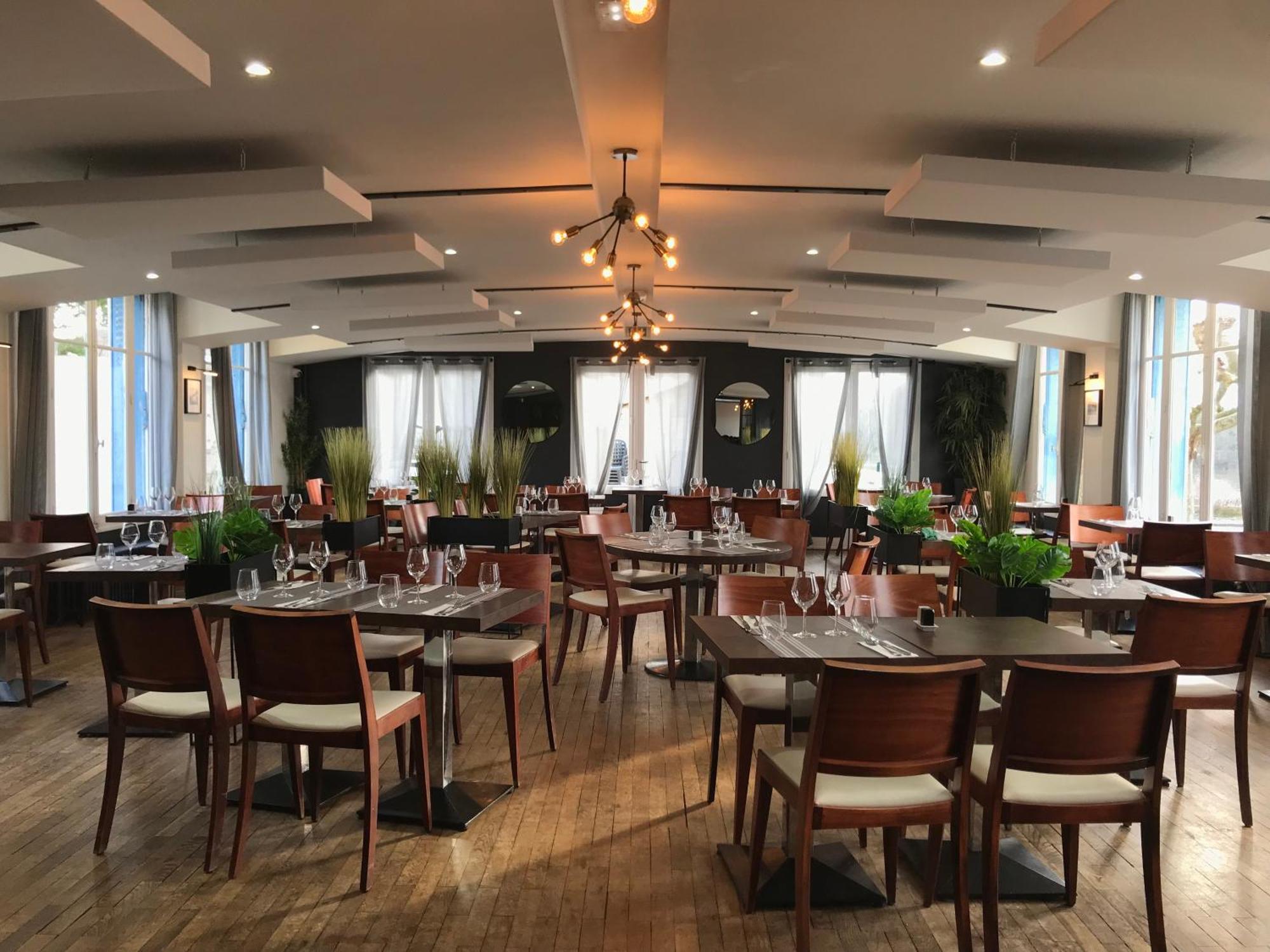 Logis Hotel & Restaurant - Les Bords De Seine La Roche Guyon Bagian luar foto
