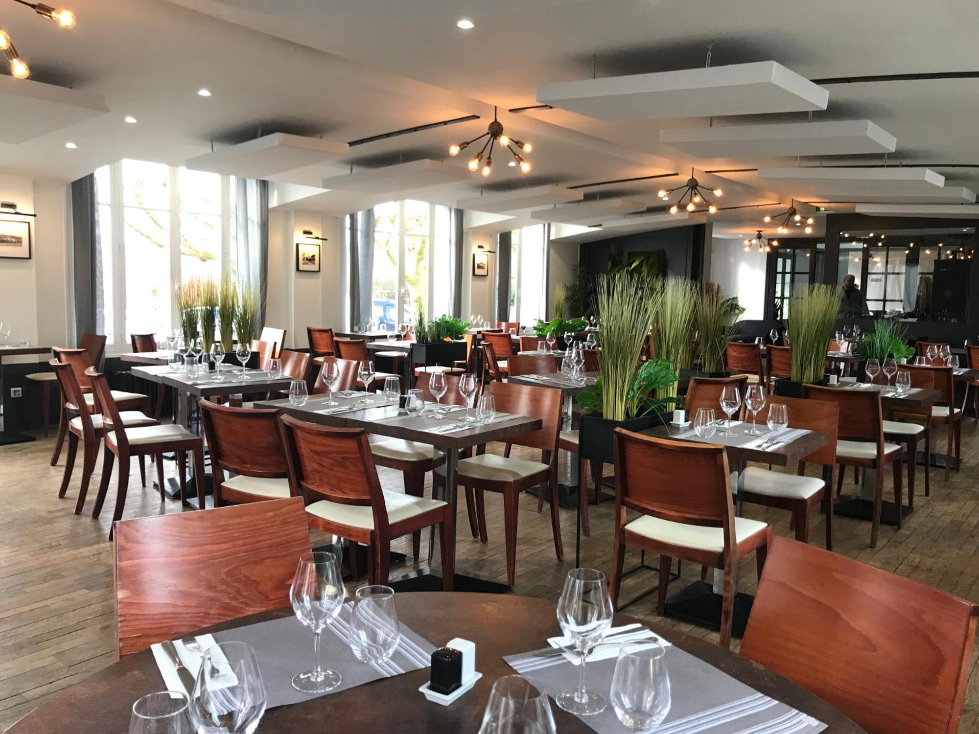 Logis Hotel & Restaurant - Les Bords De Seine La Roche Guyon Bagian luar foto