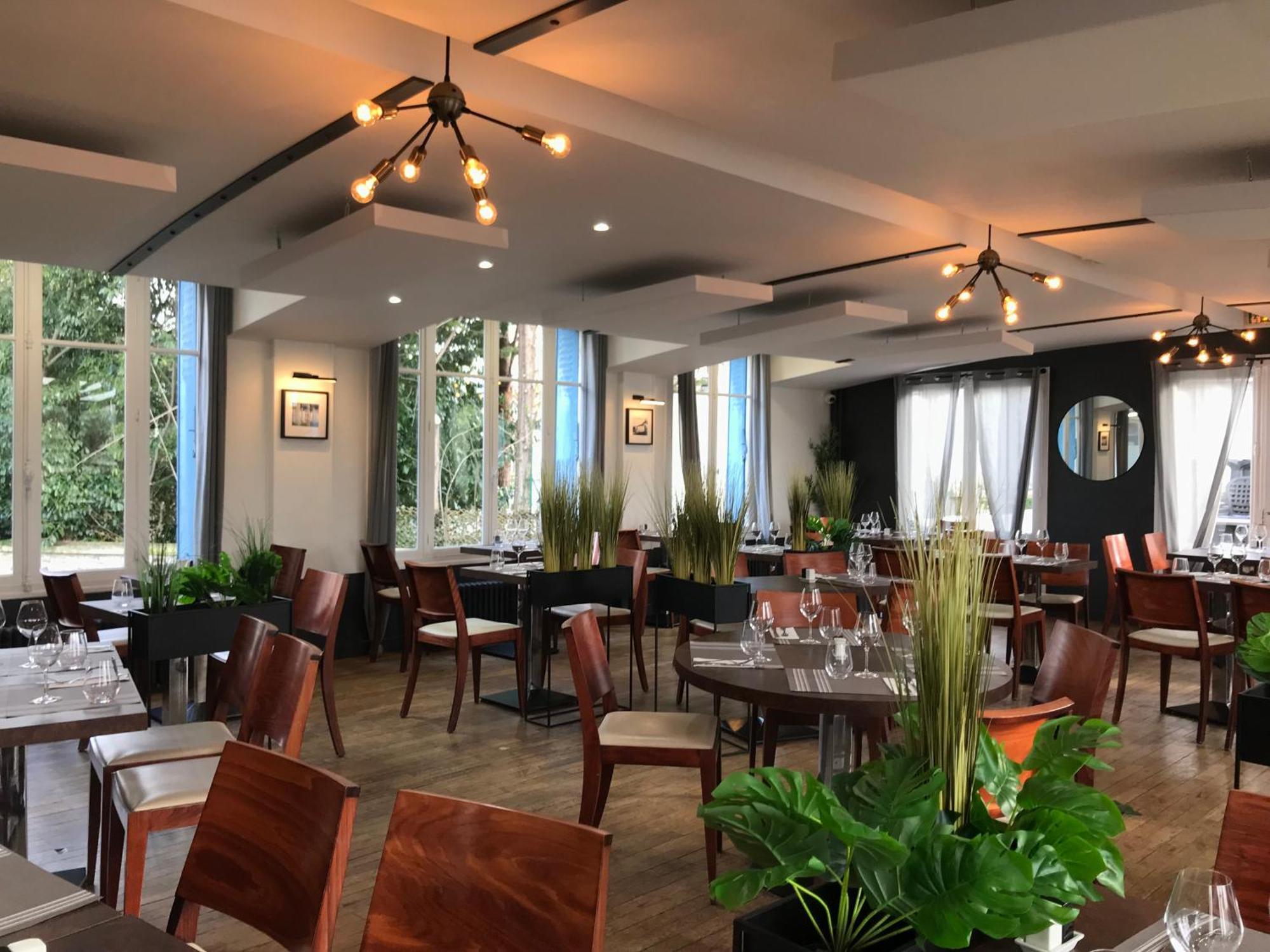Logis Hotel & Restaurant - Les Bords De Seine La Roche Guyon Bagian luar foto