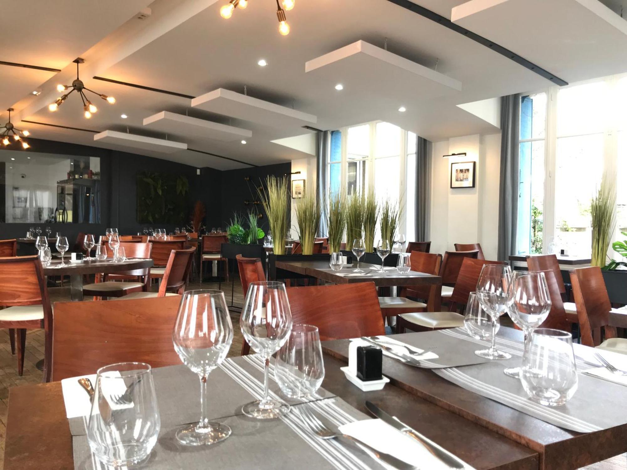 Logis Hotel & Restaurant - Les Bords De Seine La Roche Guyon Bagian luar foto