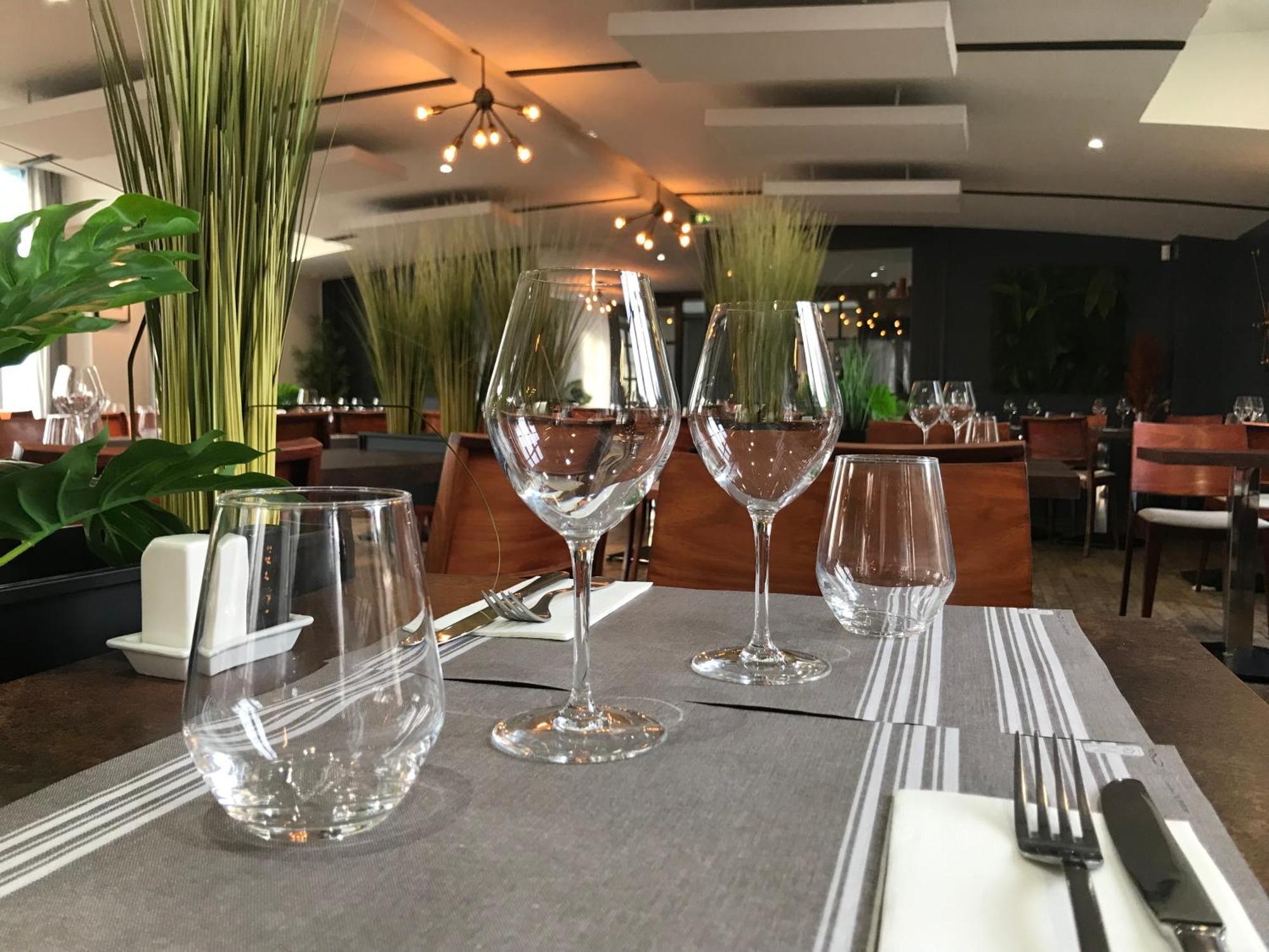 Logis Hotel & Restaurant - Les Bords De Seine La Roche Guyon Bagian luar foto
