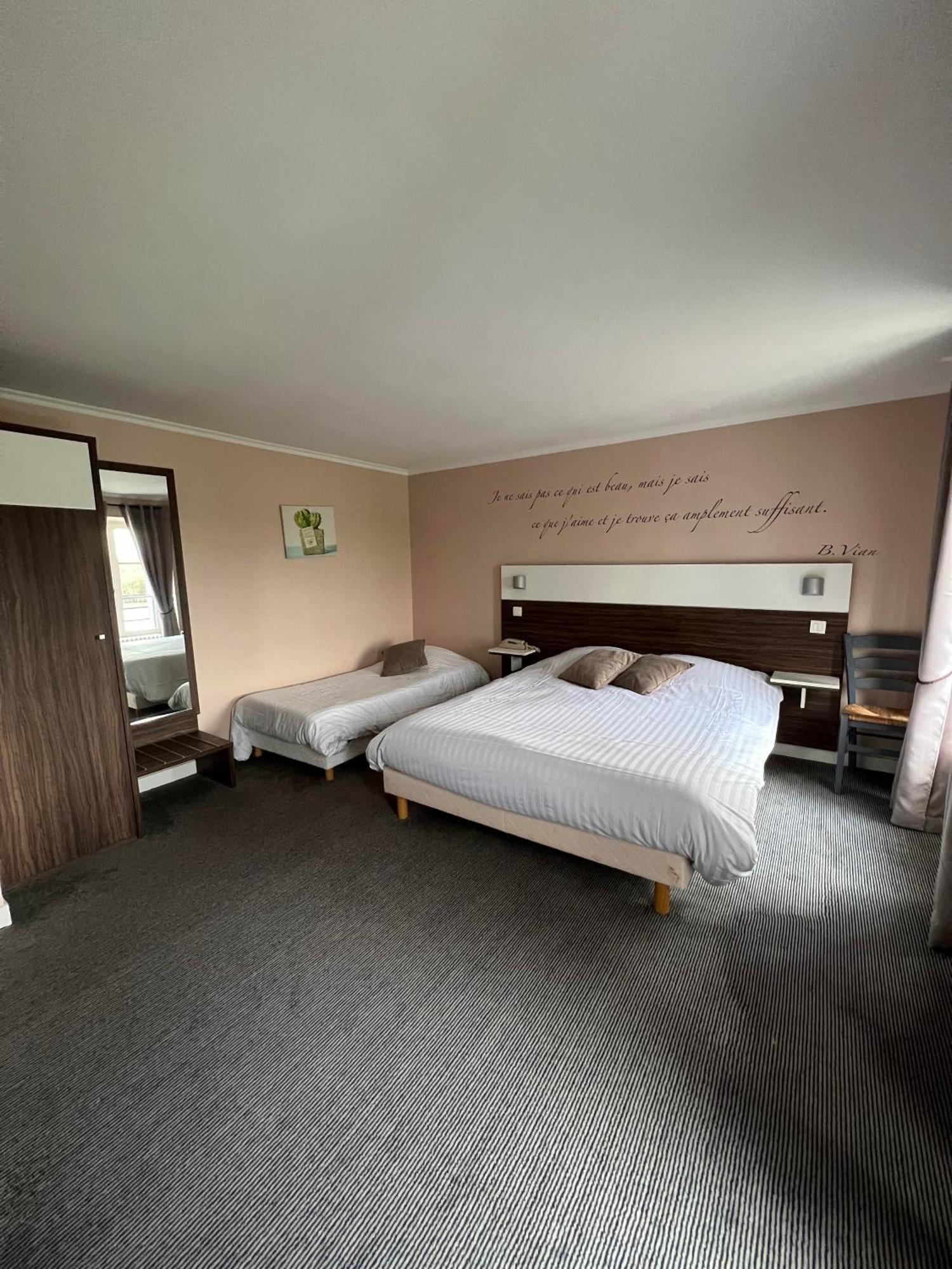Logis Hotel & Restaurant - Les Bords De Seine La Roche Guyon Bagian luar foto