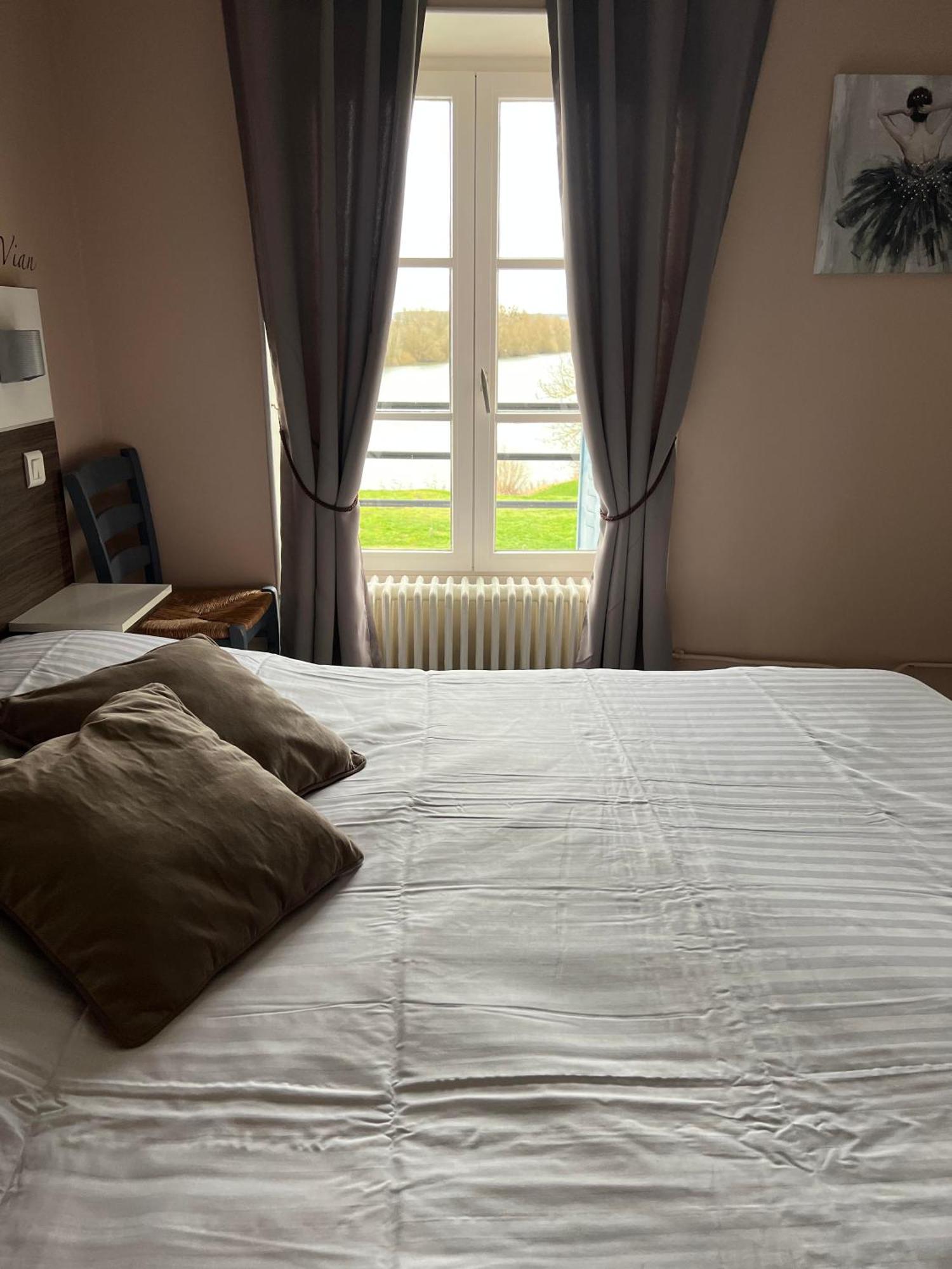 Logis Hotel & Restaurant - Les Bords De Seine La Roche Guyon Bagian luar foto