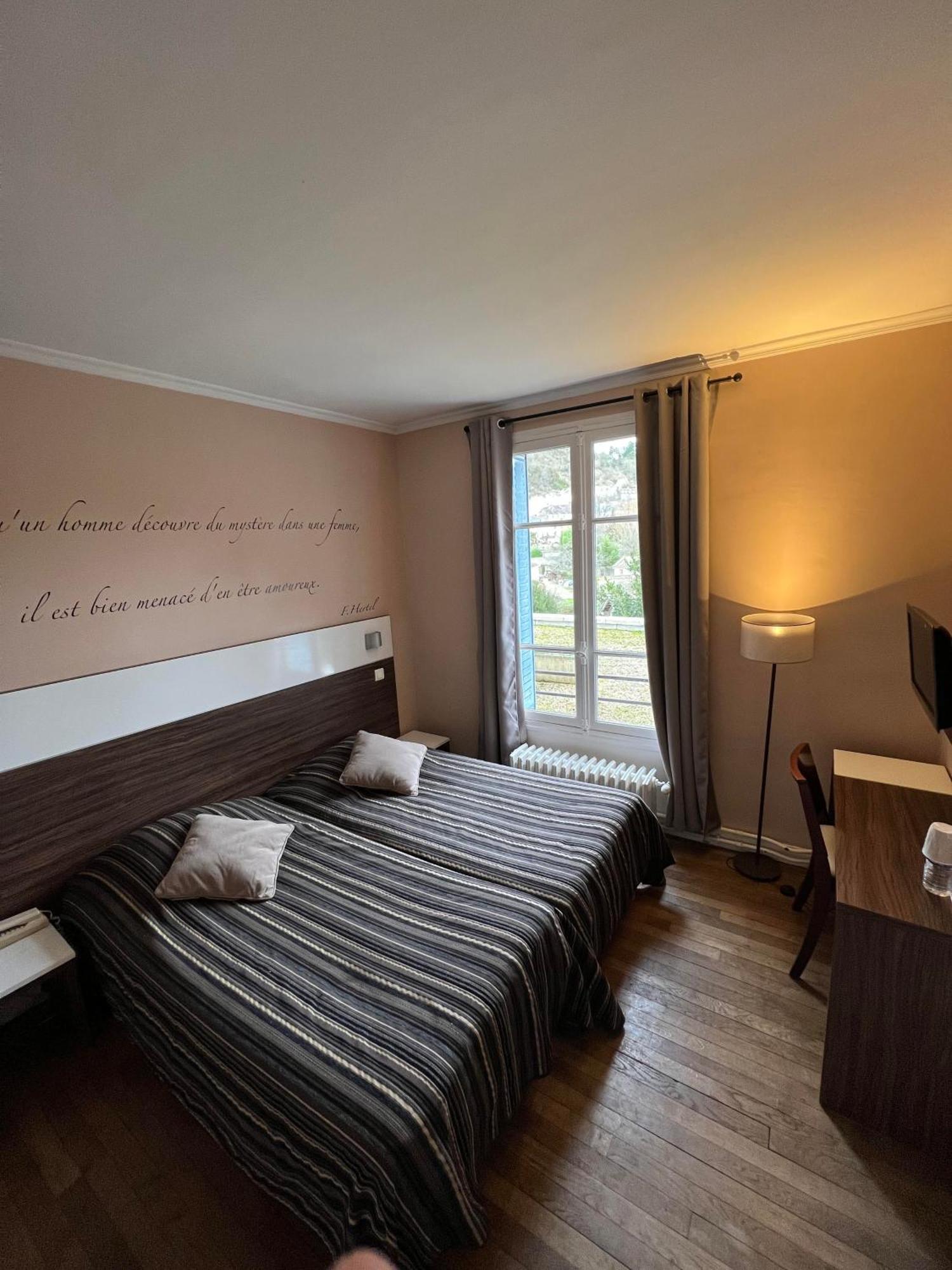 Logis Hotel & Restaurant - Les Bords De Seine La Roche Guyon Bagian luar foto