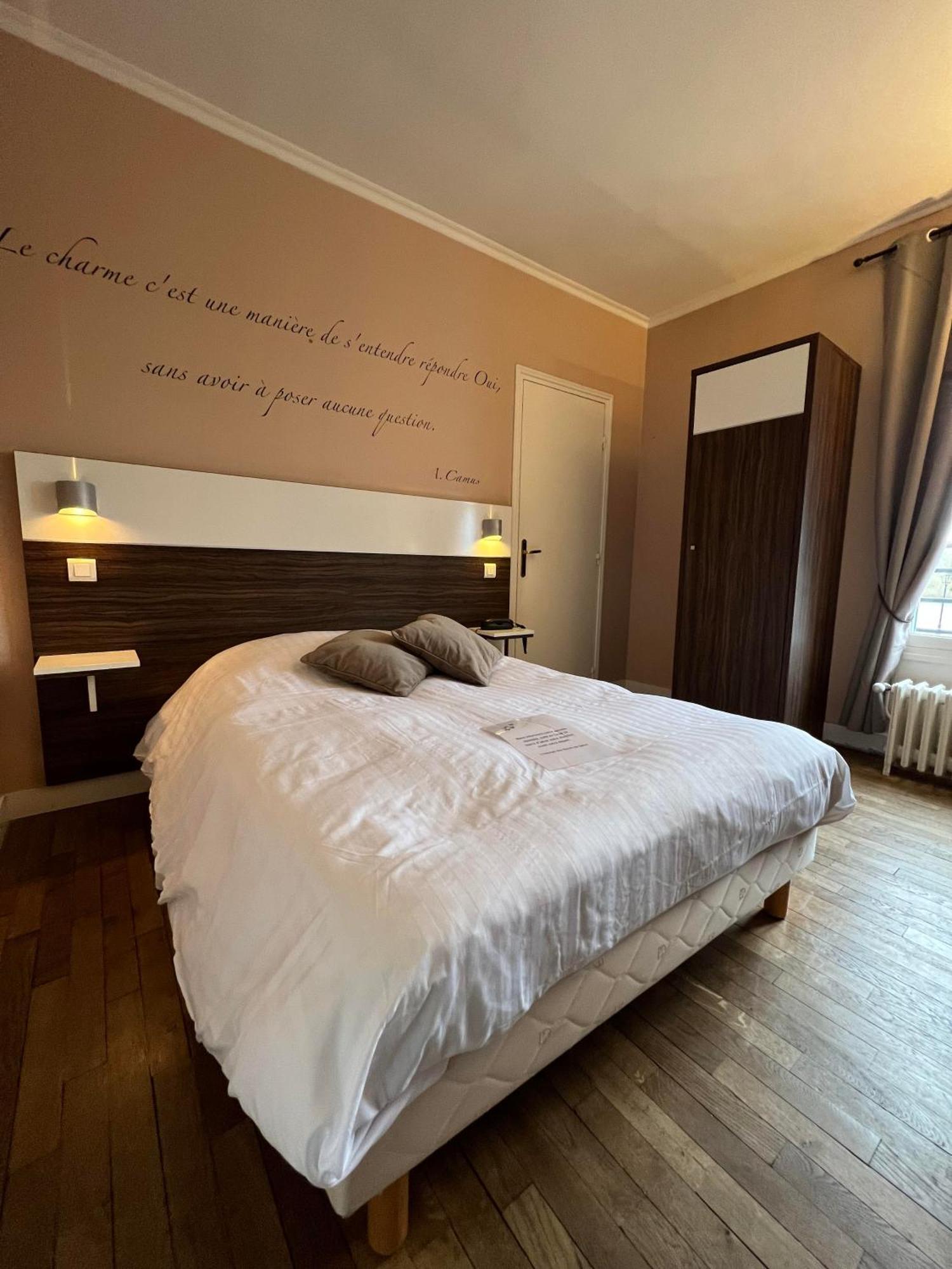 Logis Hotel & Restaurant - Les Bords De Seine La Roche Guyon Bagian luar foto