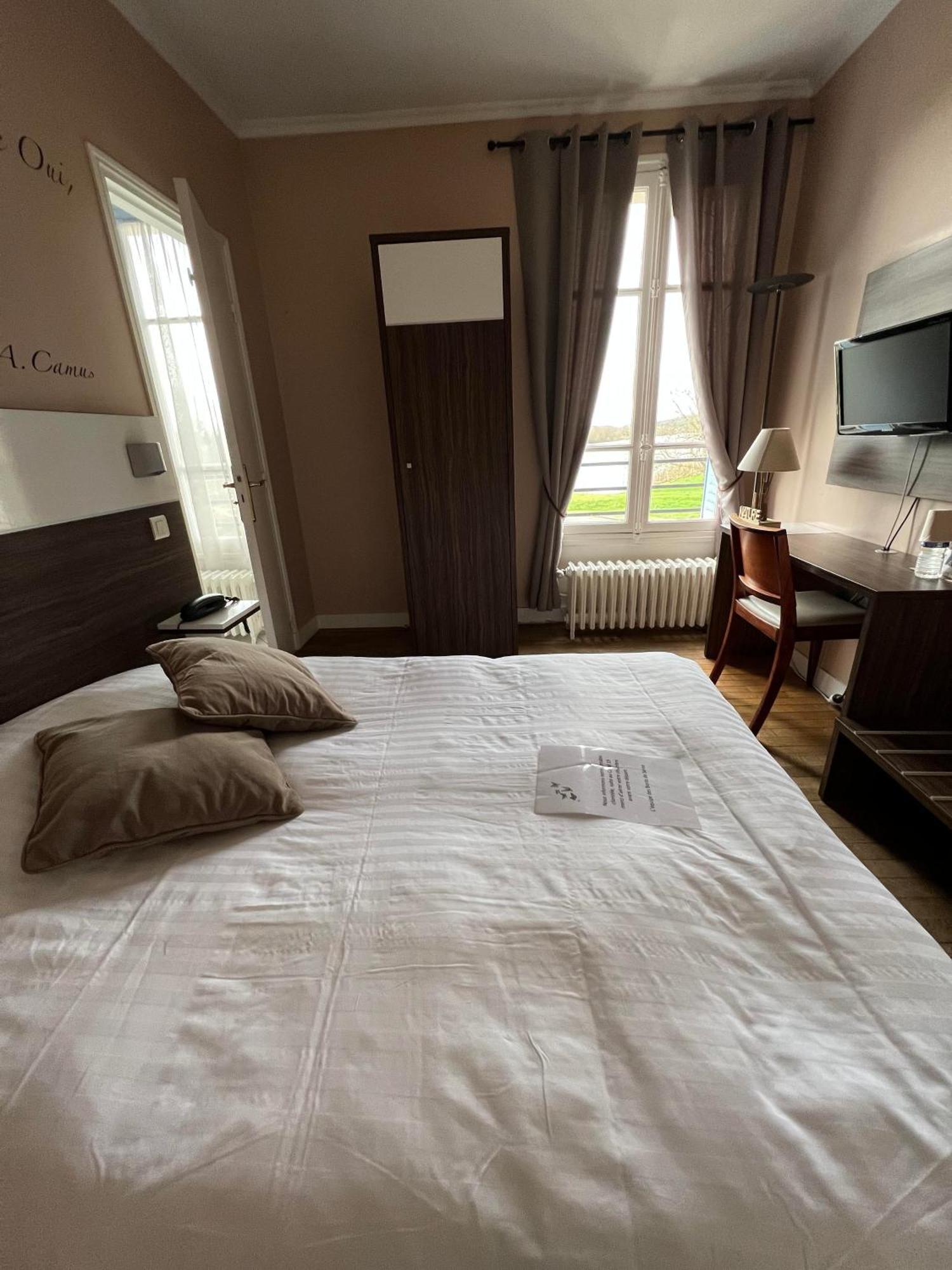 Logis Hotel & Restaurant - Les Bords De Seine La Roche Guyon Bagian luar foto