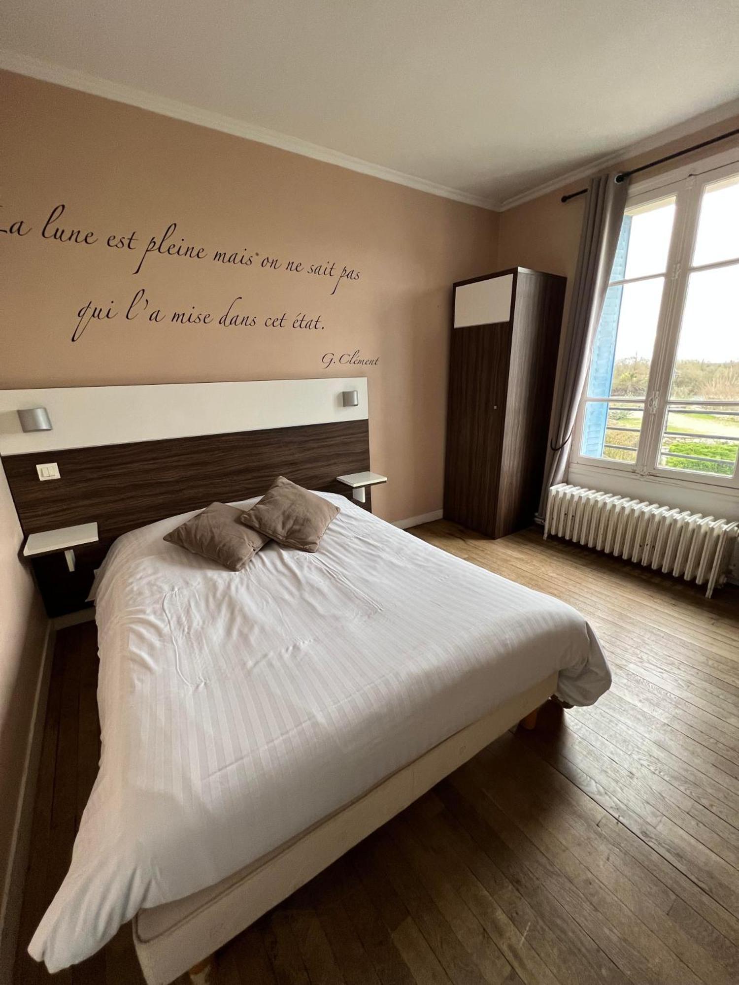 Logis Hotel & Restaurant - Les Bords De Seine La Roche Guyon Bagian luar foto