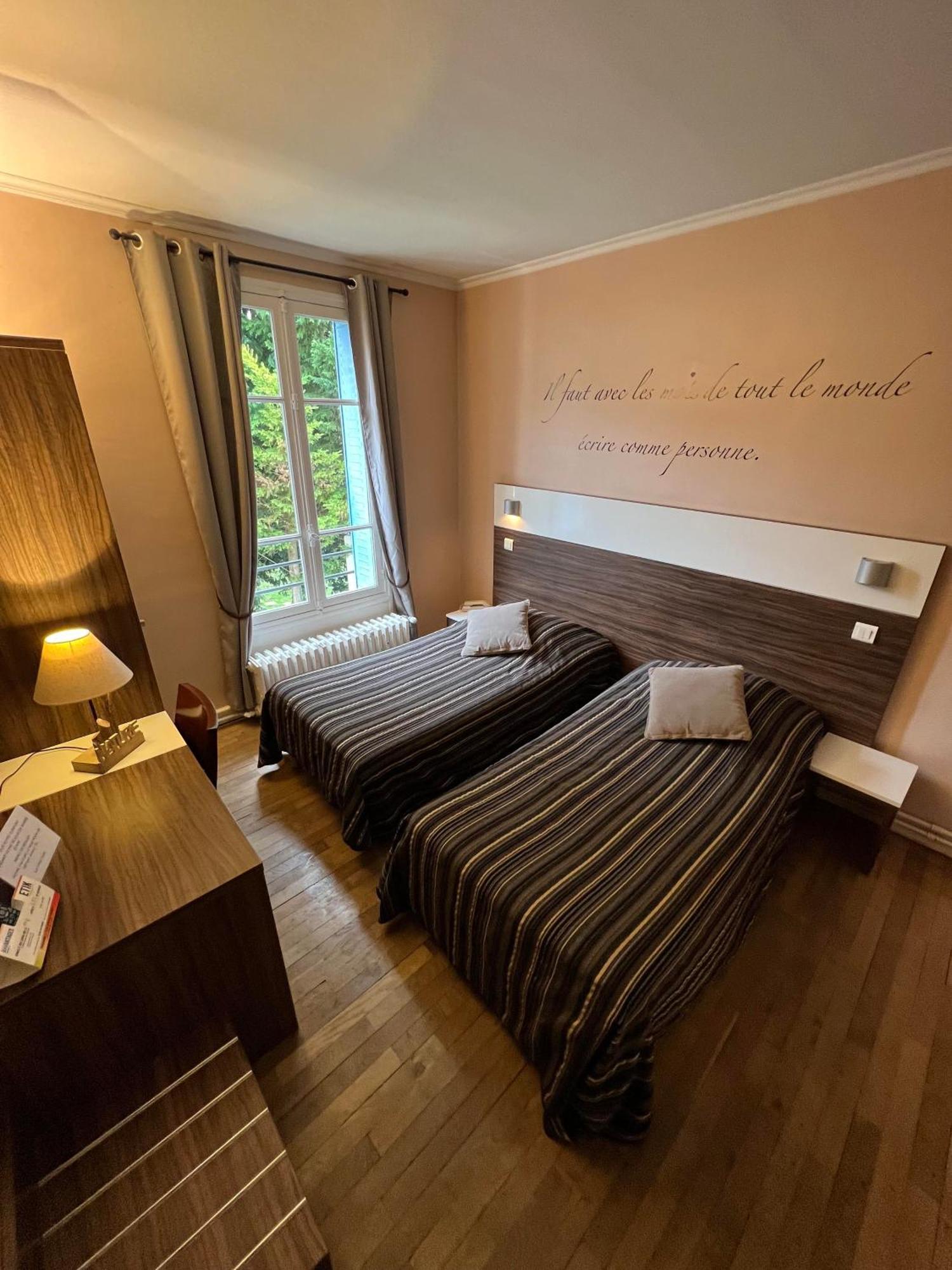 Logis Hotel & Restaurant - Les Bords De Seine La Roche Guyon Bagian luar foto