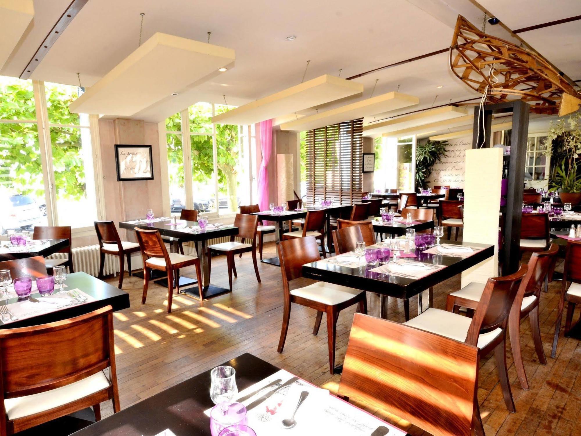 Logis Hotel & Restaurant - Les Bords De Seine La Roche Guyon Bagian luar foto