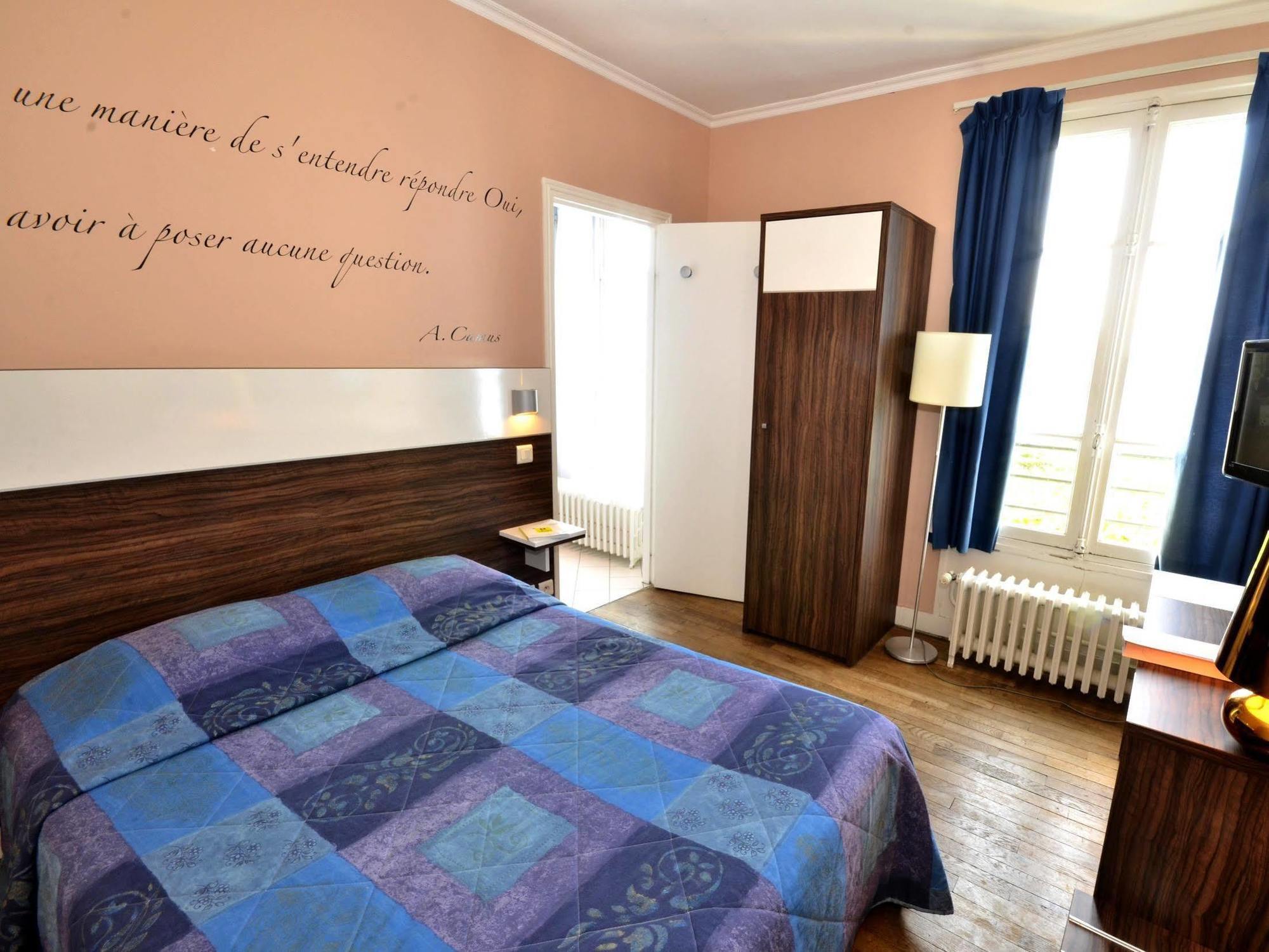 Logis Hotel & Restaurant - Les Bords De Seine La Roche Guyon Bagian luar foto