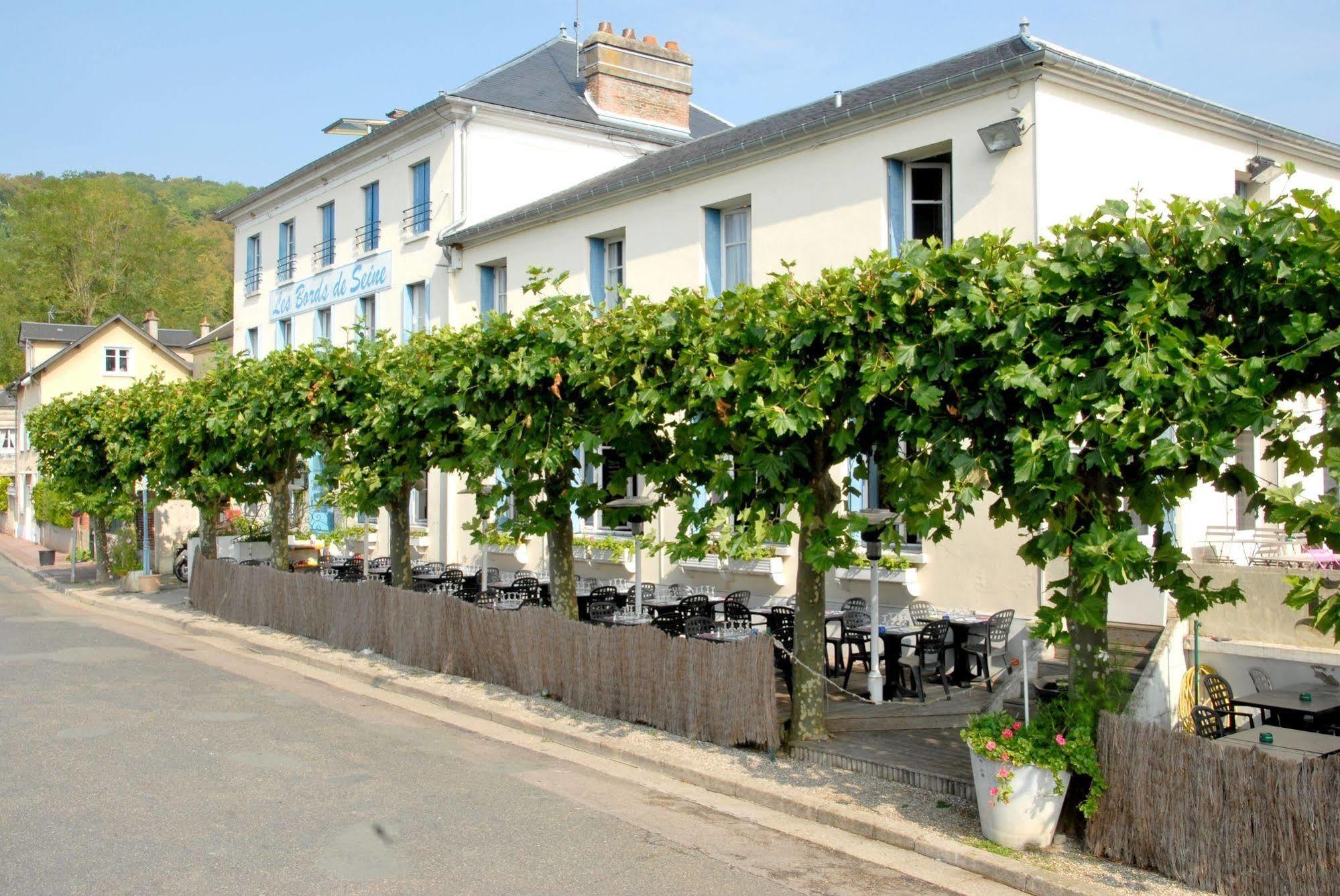 Logis Hotel & Restaurant - Les Bords De Seine La Roche Guyon Bagian luar foto