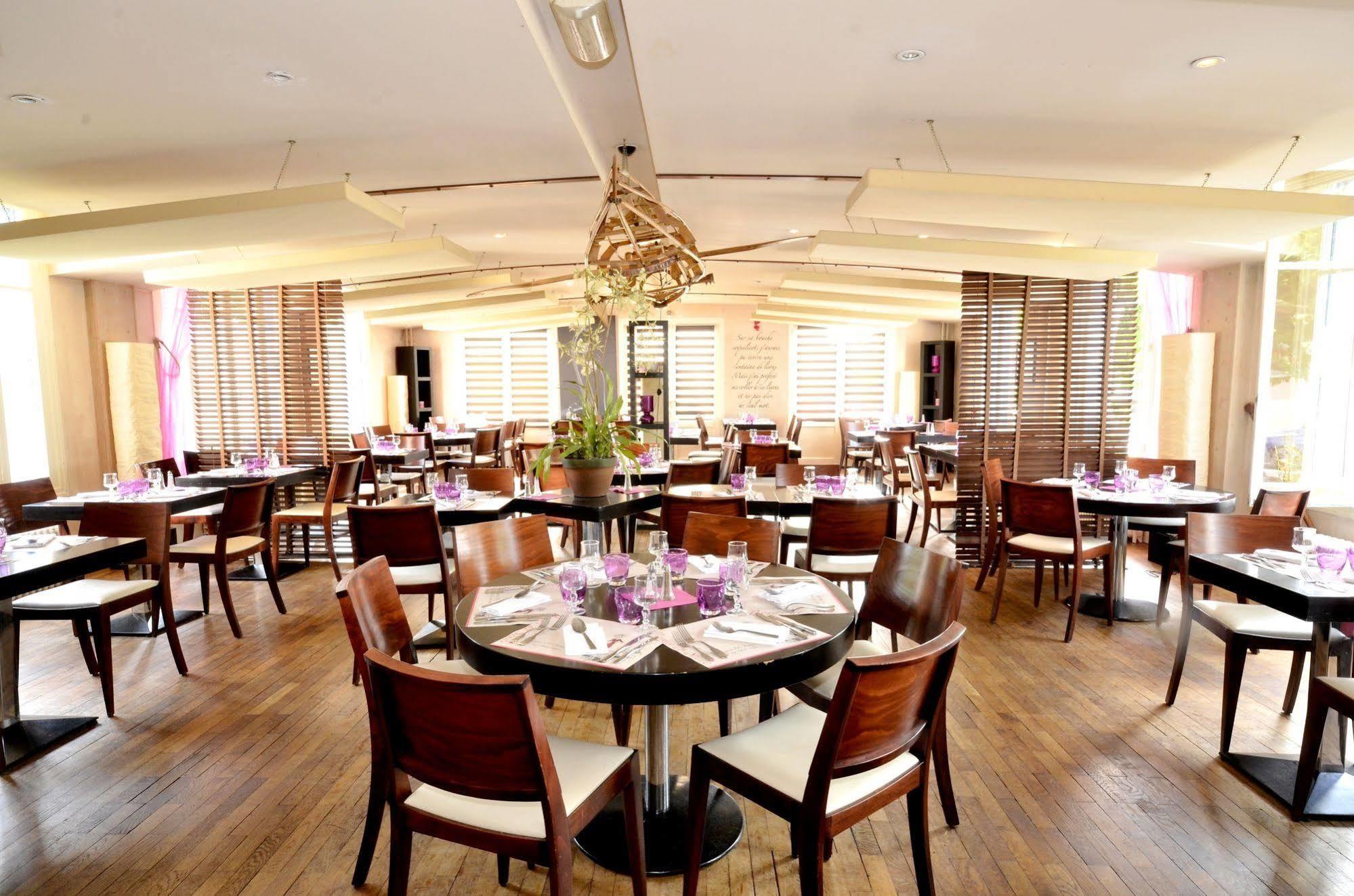 Logis Hotel & Restaurant - Les Bords De Seine La Roche Guyon Bagian luar foto